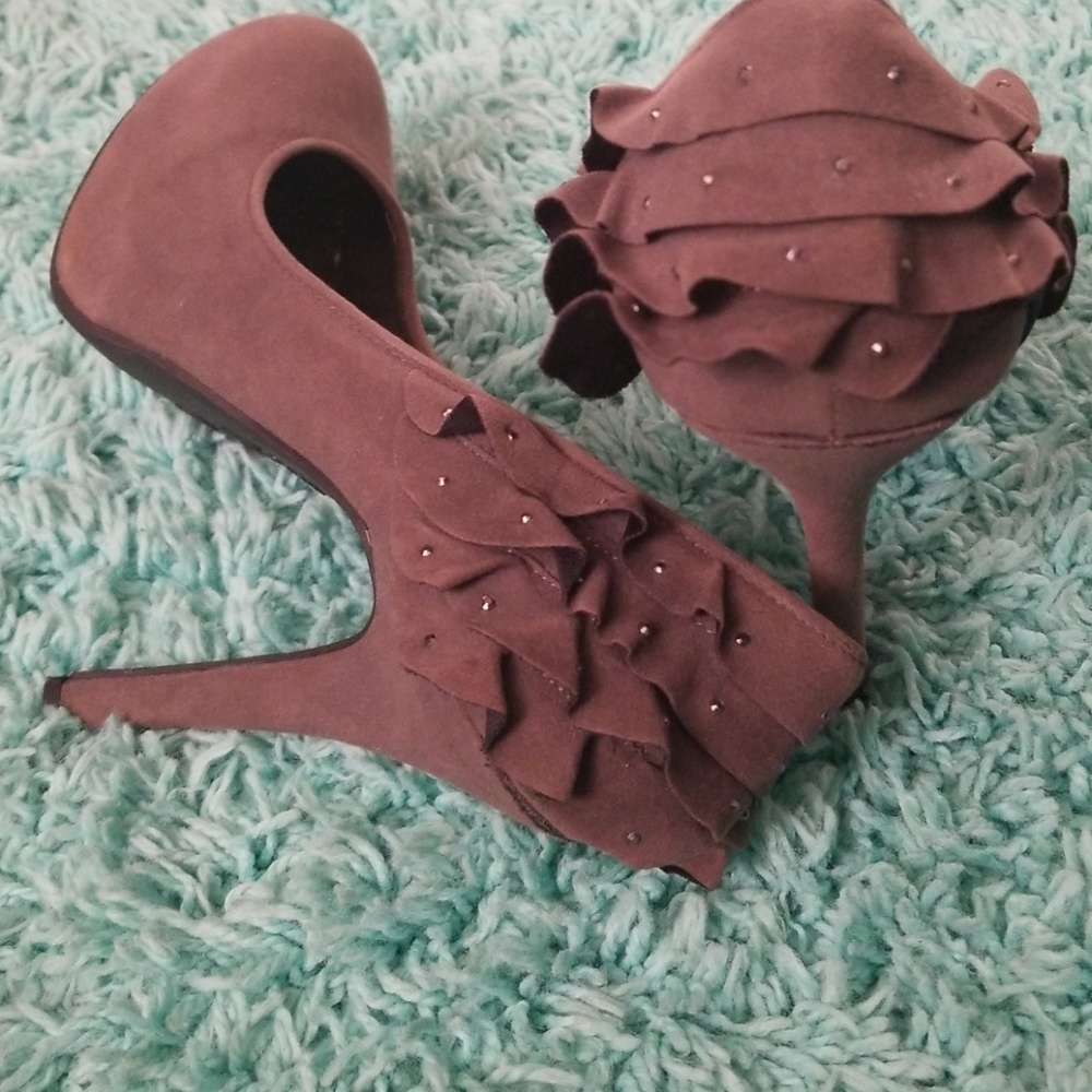 Suede Ruffle Heel Pumps - Picture 4 of 5